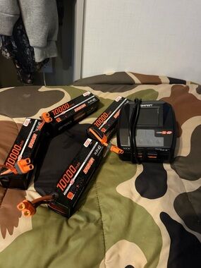 4-Bay 10000mAh LiPo Battery Pack Bundle with Smart Charger - Black/Orange